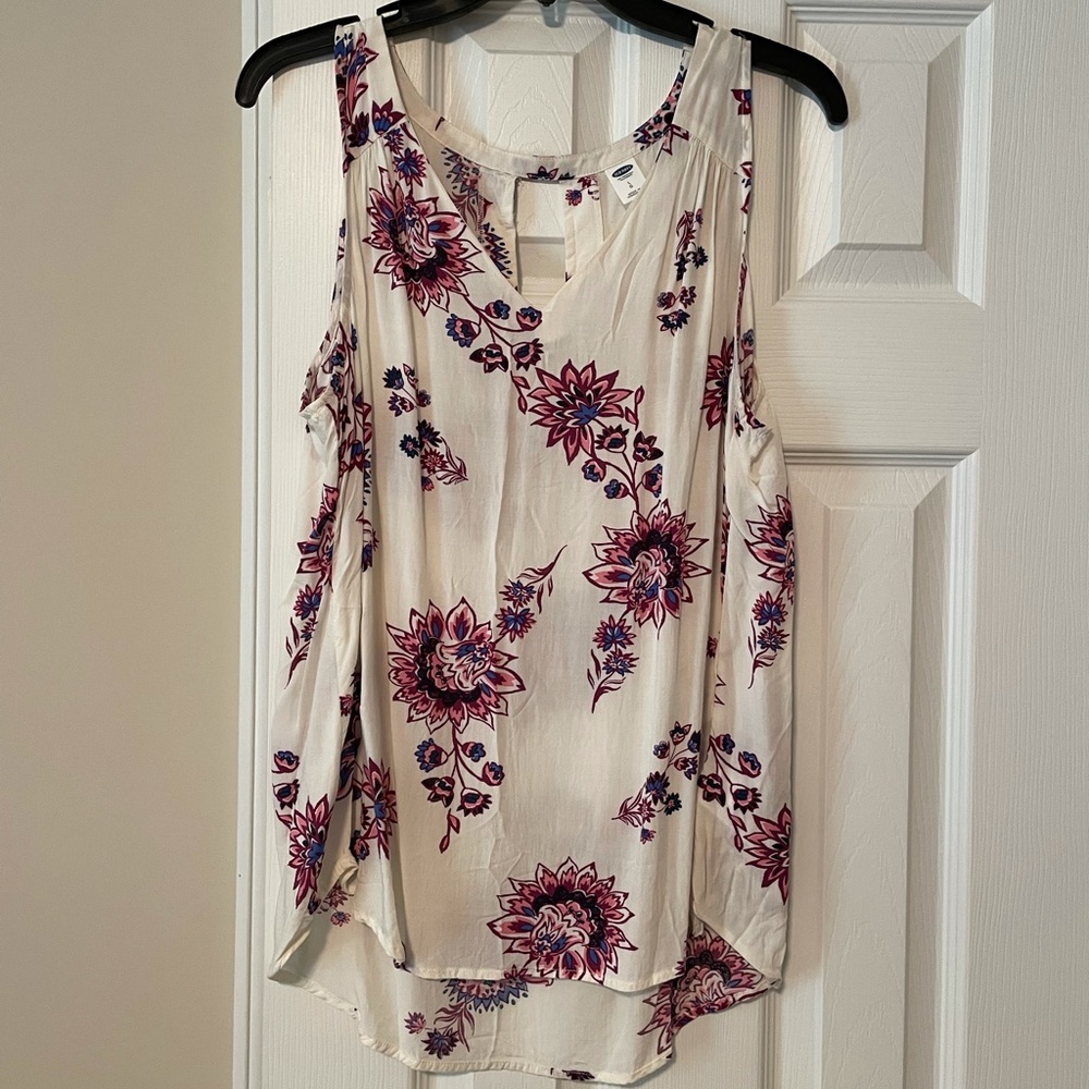 Cream colored tank top with flowers. Size L.